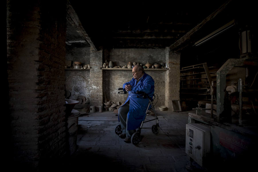 La familia de Cecilio Morales Moreno, de 98 años de edad, prepara ya la fundación que recogerá los cinco siglos de historia de la fábrica del Albaicín