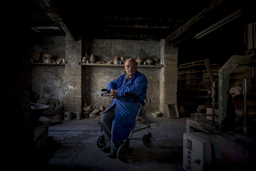 La familia de Cecilio Morales Moreno, de 98 años de edad, prepara ya la fundación que recogerá los cinco siglos de historia de la fábrica del Albaicín