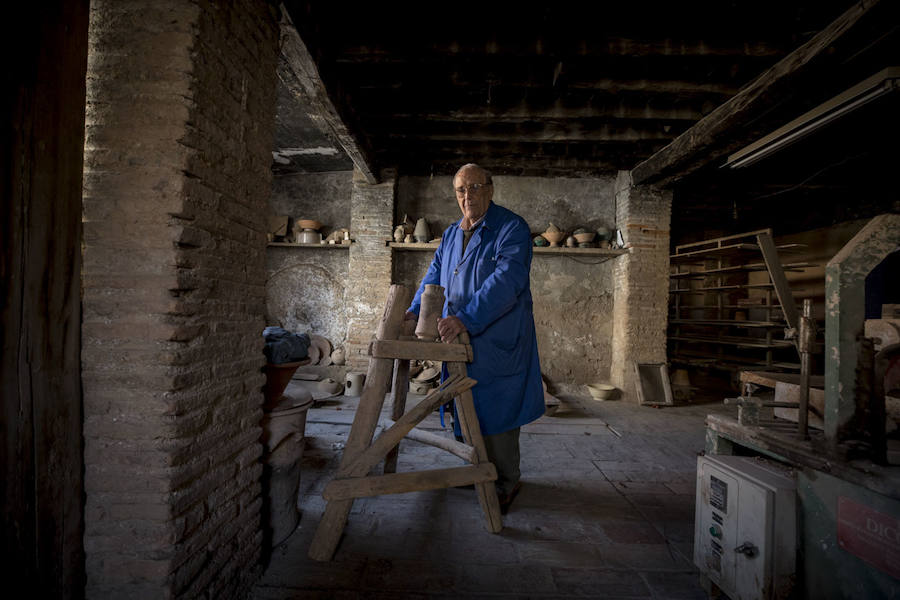 La familia de Cecilio Morales Moreno, de 98 años de edad, prepara ya la fundación que recogerá los cinco siglos de historia de la fábrica del Albaicín