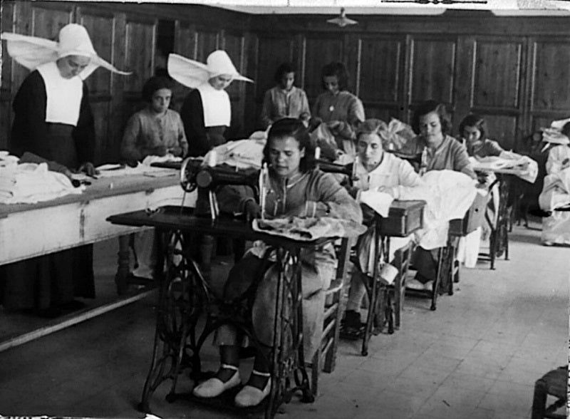 En la red de Mujeres del Zaidín saben bien lo que han luchado para ser indpendientes. «ací para obedecer», cuenta una de ellas, hasta que se rebeló. Las páginas de IDEAL de la década de los años sesenta reflejan en sus publicidades el ambiente de la época y la imagen de la mujer de entonces.