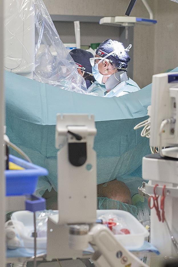 Las operaciones quirúgicas también sufren retraso.