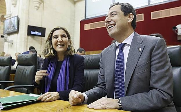El presidente de la Junta, Juanma Moreno, junto a la consejera de Empleo, Rocío Blanco, ayer.