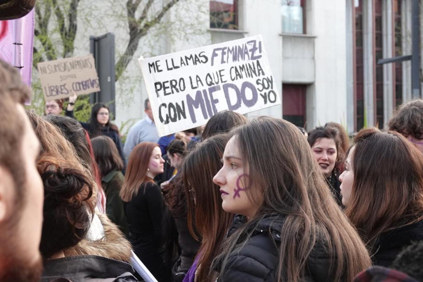 Miles de personas están secundando la manifestación vespertina por el 8M en Granada capital este viernes. La marcha ha abarrotado Gran Vïa y todas las calles por las que va transcurriendo.