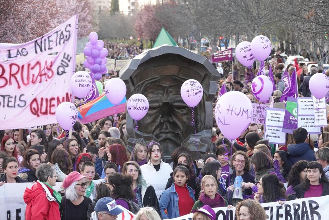 Miles de personas están secundando la manifestación vespertina por el 8M en Granada capital este viernes. La marcha ha abarrotado Gran Vïa y todas las calles por las que va transcurriendo.