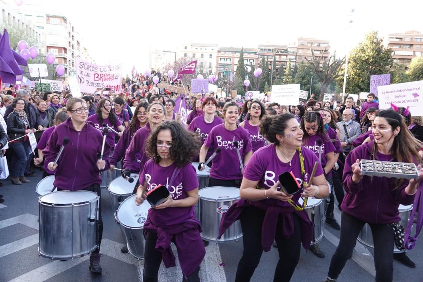 Miles de personas están secundando la manifestación vespertina por el 8M en Granada capital este viernes. La marcha ha abarrotado Gran Vïa y todas las calles por las que va transcurriendo.