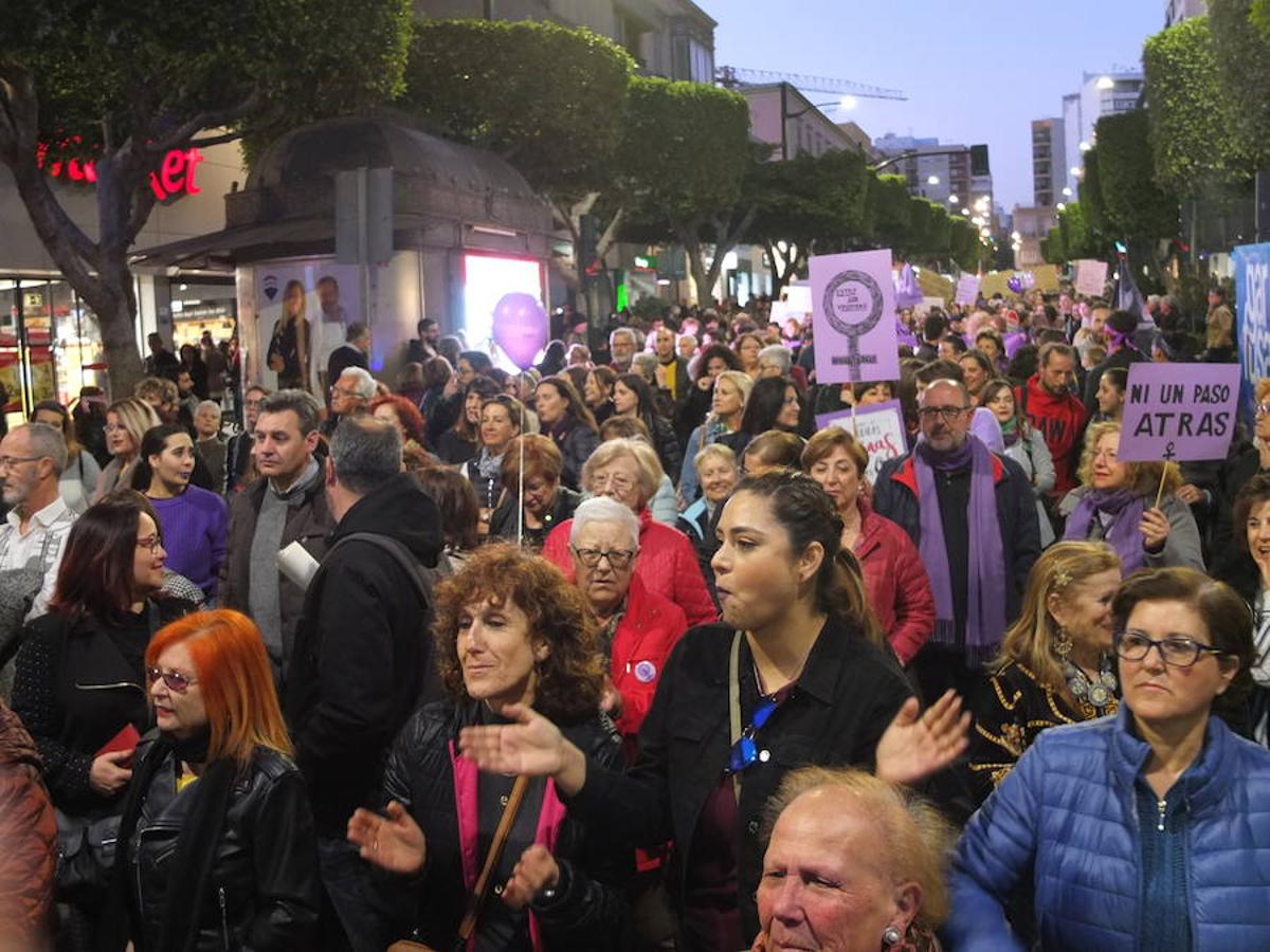 Miles de personas se han echado a la calle en Almería para reivindicar una sociedad más igualitaria en una nueva jornada del Día de la Mujer. El 8M ha sido un éxito de participación en la capital.