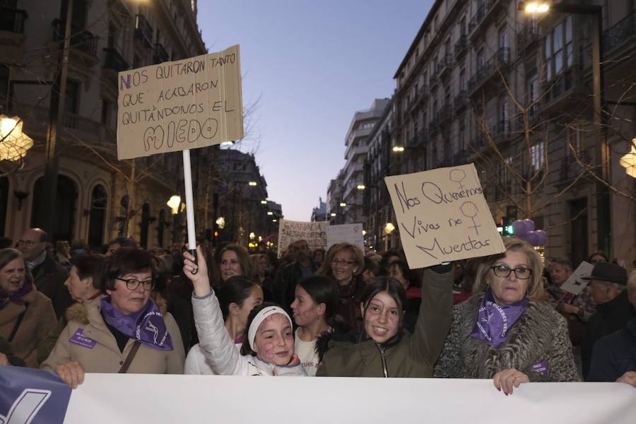 Miles de personas están secundando la manifestación vespertina por el 8M en Granada capital este viernes. La marcha ha abarrotado Gran Vïa y todas las calles por las que va transcurriendo.