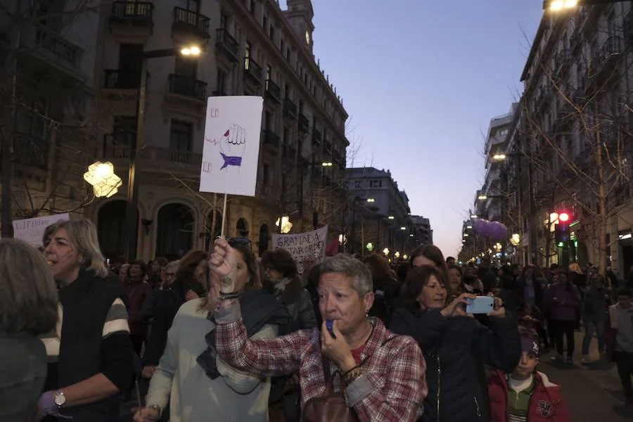 Miles de personas están secundando la manifestación vespertina por el 8M en Granada capital este viernes. La marcha ha abarrotado Gran Vïa y todas las calles por las que va transcurriendo.