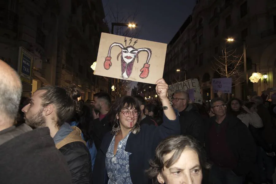 Miles de personas están secundando la manifestación vespertina por el 8M en Granada capital este viernes. La marcha ha abarrotado Gran Vïa y todas las calles por las que va transcurriendo.