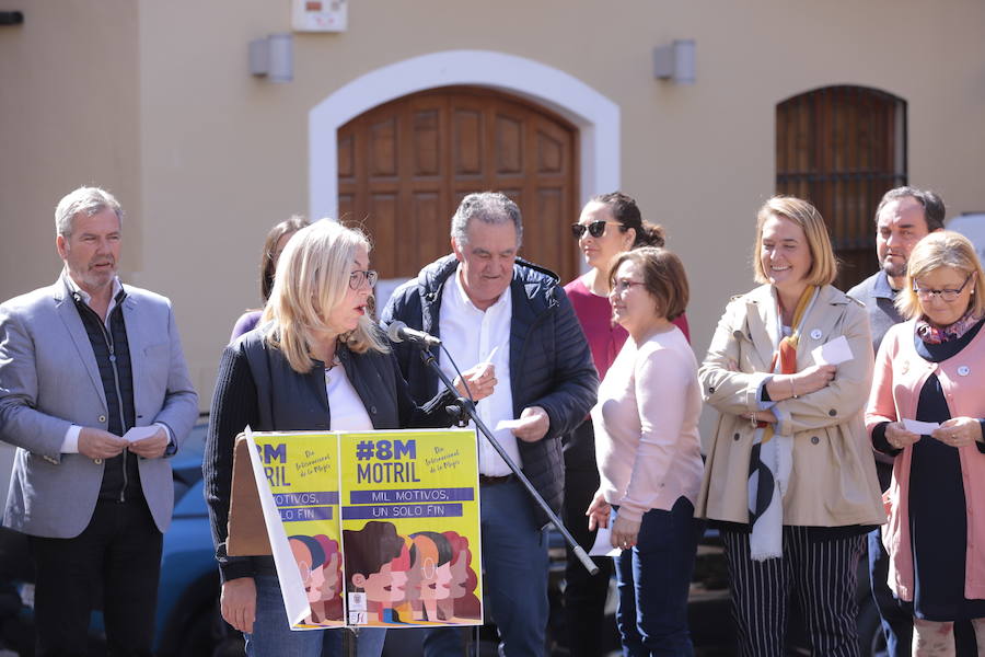 Hoy en la plaza de España se ha leído un manifiesto y la alcaldesa y concejales han citado textos de personalidades reconocidas 