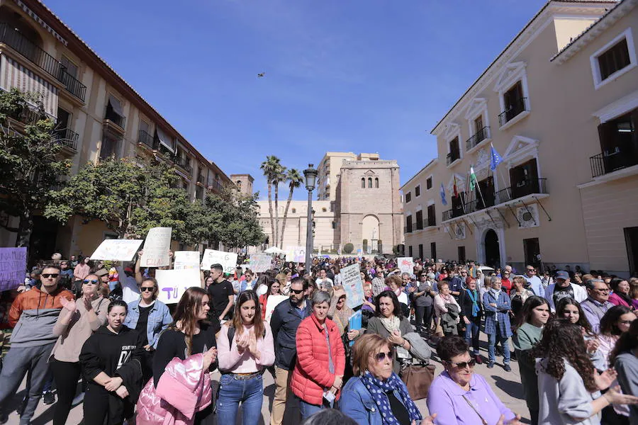 Hoy en la plaza de España se ha leído un manifiesto y la alcaldesa y concejales han citado textos de personalidades reconocidas 