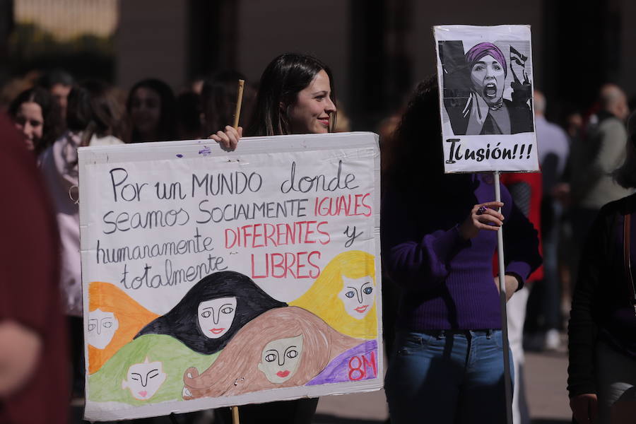 Hoy en la plaza de España se ha leído un manifiesto y la alcaldesa y concejales han citado textos de personalidades reconocidas 