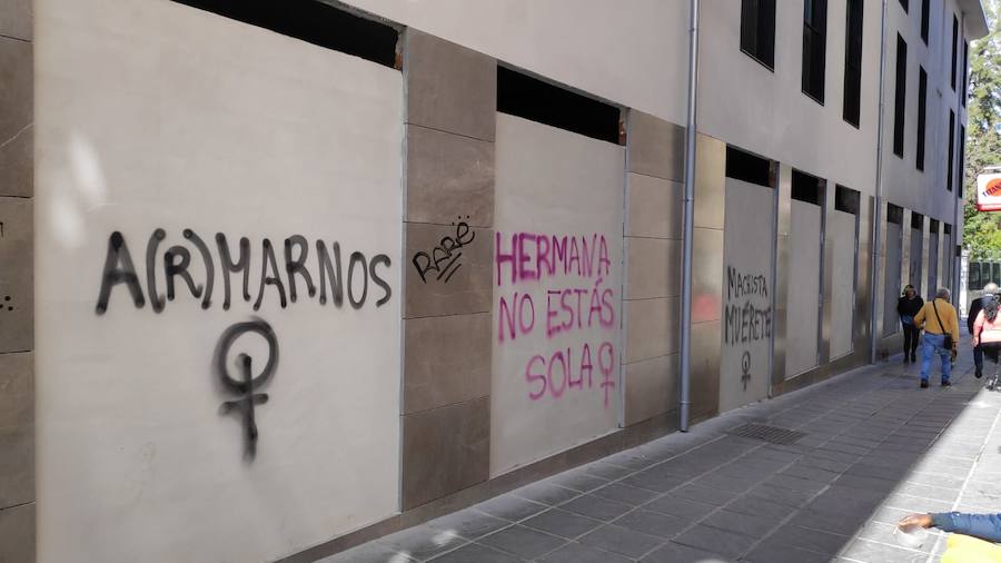 Varios edficios de Granada y algunos semáforos han amanecido con pintadas de color morado. Una nueva jornada histórica del 8M se ve manchada por actos vandálicos que nada tienen que ver con la reivindicación feminista.
