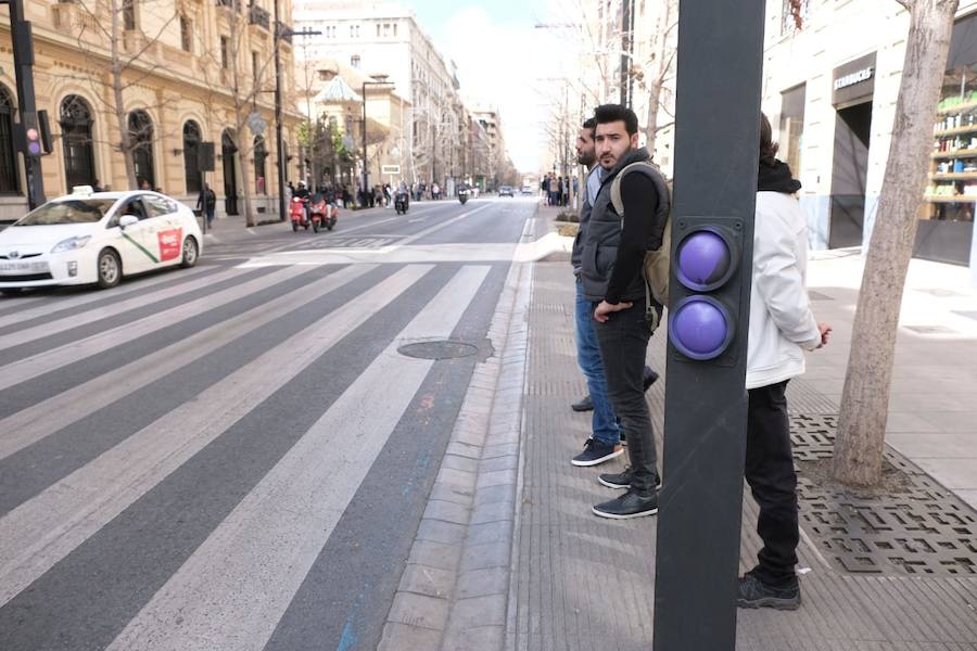 Varios edficios de Granada y algunos semáforos han amanecido con pintadas de color morado. Una nueva jornada histórica del 8M se ve manchada por actos vandálicos que nada tienen que ver con la reivindicación feminista.