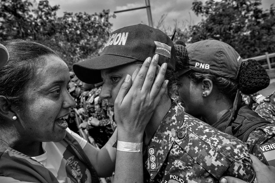 Cúcuta, Norte de Santander, Colombia: La líder opositora Gabriela Arellano habla con una funcionaria de la Policía Nacional Bolivariana para que no sigas las ordenes del régimen Chavista y permita la entrada de forma pacífica de la ayuda humanitaria.