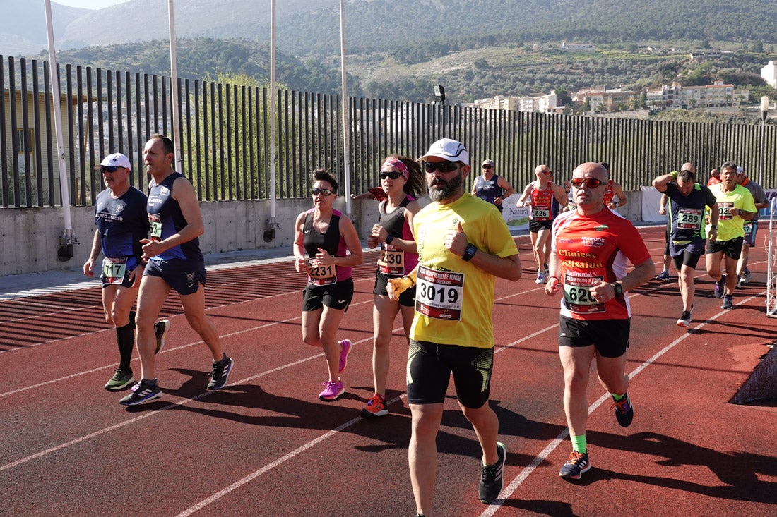 La salida de la carrera fue espectacular, al más propio estilo de las grandes maratones, con todos los participantes agrupados. Al final, caras felices en los podios para los ganadores, segundos y teceros clasificados. Y premio para la más veterana corredoras en acabar la prueba.