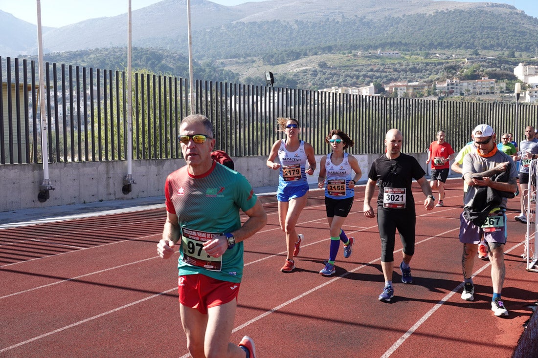 La salida de la carrera fue espectacular, al más propio estilo de las grandes maratones, con todos los participantes agrupados. Al final, caras felices en los podios para los ganadores, segundos y teceros clasificados. Y premio para la más veterana corredoras en acabar la prueba.