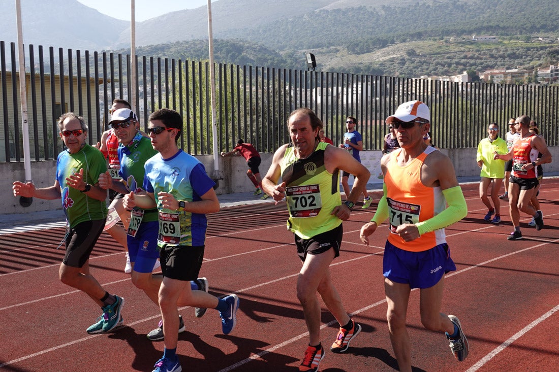 La salida de la carrera fue espectacular, al más propio estilo de las grandes maratones, con todos los participantes agrupados. Al final, caras felices en los podios para los ganadores, segundos y teceros clasificados. Y premio para la más veterana corredoras en acabar la prueba.