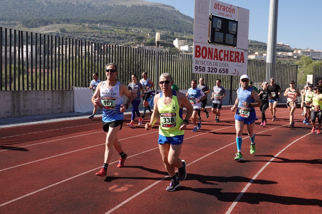 La salida de la carrera fue espectacular, al más propio estilo de las grandes maratones, con todos los participantes agrupados. Al final, caras felices en los podios para los ganadores, segundos y teceros clasificados. Y premio para la más veterana corredoras en acabar la prueba.