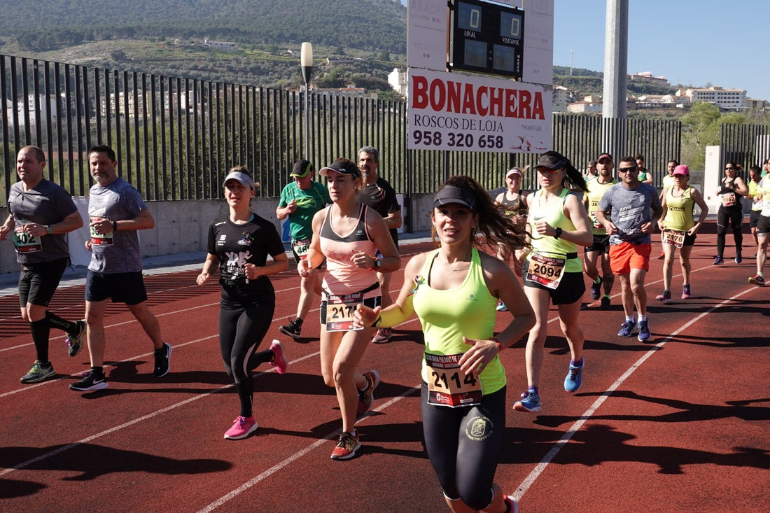 La salida de la carrera fue espectacular, al más propio estilo de las grandes maratones, con todos los participantes agrupados. Al final, caras felices en los podios para los ganadores, segundos y teceros clasificados. Y premio para la más veterana corredoras en acabar la prueba.