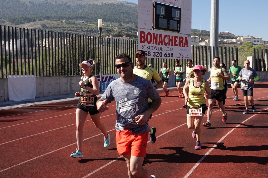 La salida de la carrera fue espectacular, al más propio estilo de las grandes maratones, con todos los participantes agrupados. Al final, caras felices en los podios para los ganadores, segundos y teceros clasificados. Y premio para la más veterana corredoras en acabar la prueba.