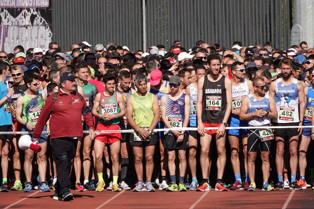 La salida de la carrera fue espectacular, al más propio estilo de las grandes maratones, con todos los participantes agrupados. Al final, caras felices en los podios para los ganadores, segundos y teceros clasificados. Y premio para la más veterana corredoras en acabar la prueba.