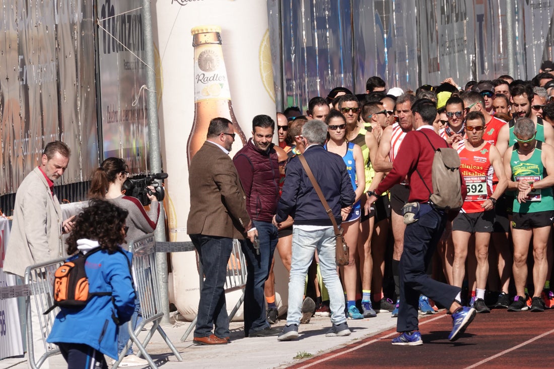 La salida de la carrera fue espectacular, al más propio estilo de las grandes maratones, con todos los participantes agrupados. Al final, caras felices en los podios para los ganadores, segundos y teceros clasificados. Y premio para la más veterana corredoras en acabar la prueba.