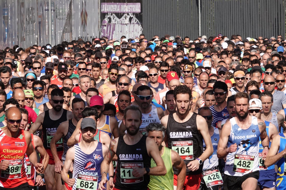 La salida de la carrera fue espectacular, al más propio estilo de las grandes maratones, con todos los participantes agrupados. Al final, caras felices en los podios para los ganadores, segundos y teceros clasificados. Y premio para la más veterana corredoras en acabar la prueba.