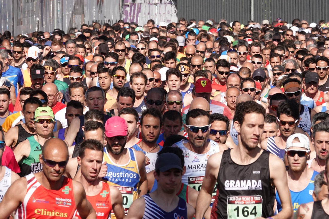 La salida de la carrera fue espectacular, al más propio estilo de las grandes maratones, con todos los participantes agrupados. Al final, caras felices en los podios para los ganadores, segundos y teceros clasificados. Y premio para la más veterana corredoras en acabar la prueba.