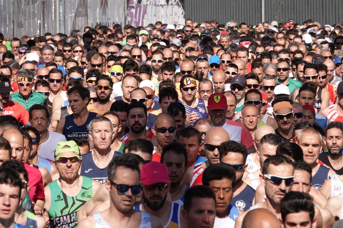 La salida de la carrera fue espectacular, al más propio estilo de las grandes maratones, con todos los participantes agrupados. Al final, caras felices en los podios para los ganadores, segundos y teceros clasificados. Y premio para la más veterana corredoras en acabar la prueba.