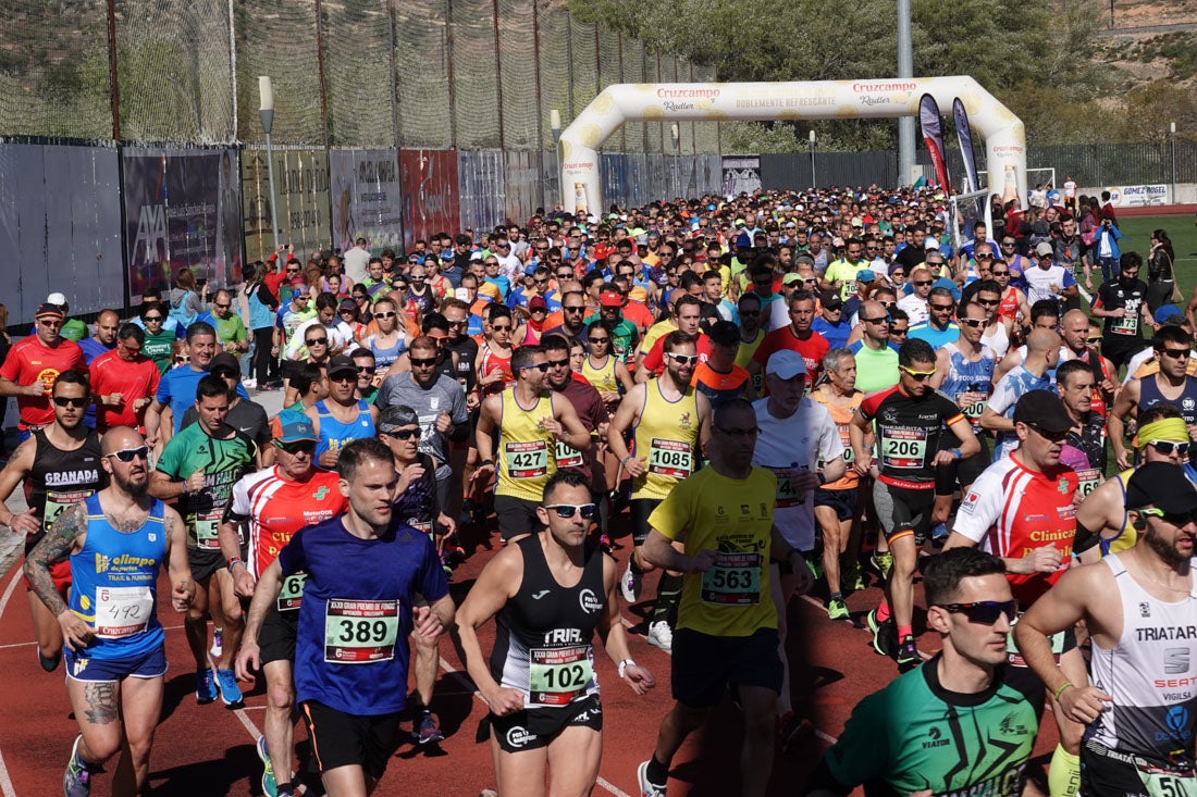 La salida de la carrera fue espectacular, al más propio estilo de las grandes maratones, con todos los participantes agrupados. Al final, caras felices en los podios para los ganadores, segundos y teceros clasificados. Y premio para la más veterana corredoras en acabar la prueba.