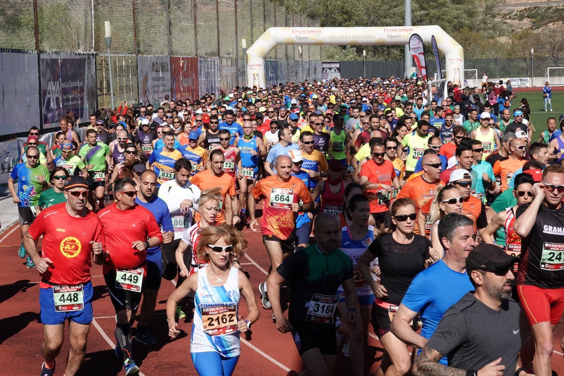 La salida de la carrera fue espectacular, al más propio estilo de las grandes maratones, con todos los participantes agrupados. Al final, caras felices en los podios para los ganadores, segundos y teceros clasificados. Y premio para la más veterana corredoras en acabar la prueba.