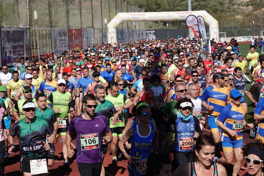 La salida de la carrera fue espectacular, al más propio estilo de las grandes maratones, con todos los participantes agrupados. Al final, caras felices en los podios para los ganadores, segundos y teceros clasificados. Y premio para la más veterana corredoras en acabar la prueba.