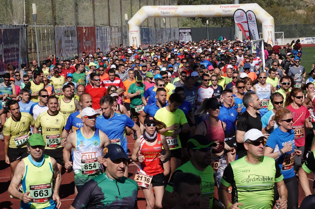 La salida de la carrera fue espectacular, al más propio estilo de las grandes maratones, con todos los participantes agrupados. Al final, caras felices en los podios para los ganadores, segundos y teceros clasificados. Y premio para la más veterana corredoras en acabar la prueba.