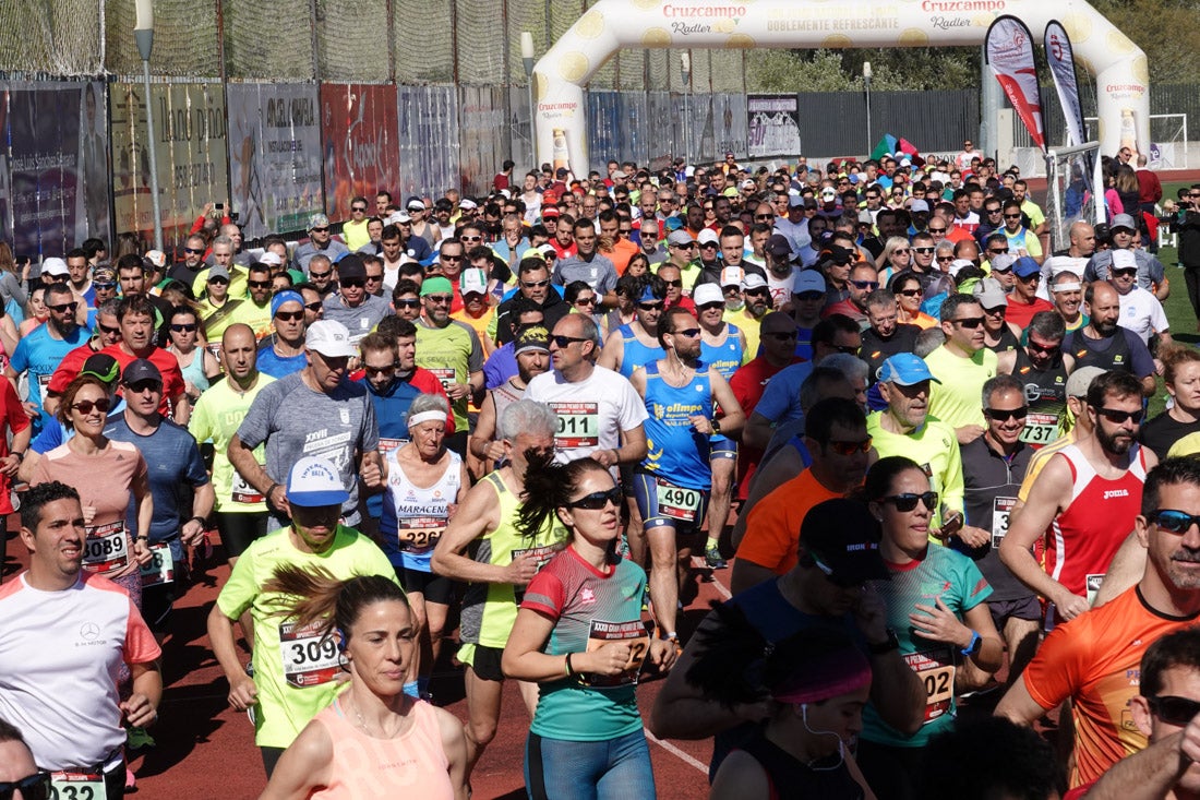 La salida de la carrera fue espectacular, al más propio estilo de las grandes maratones, con todos los participantes agrupados. Al final, caras felices en los podios para los ganadores, segundos y teceros clasificados. Y premio para la más veterana corredoras en acabar la prueba.