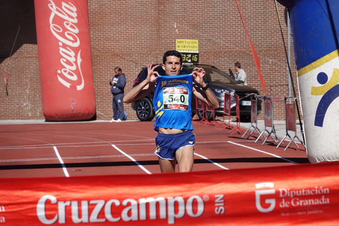 Manuel Santiago entra vistorioso a meta en la prueba de fondo de Loja. También lo hace victoriosa la más veterana de la cita. Y cientos de corredores desilan camino de la llegada al tartán.