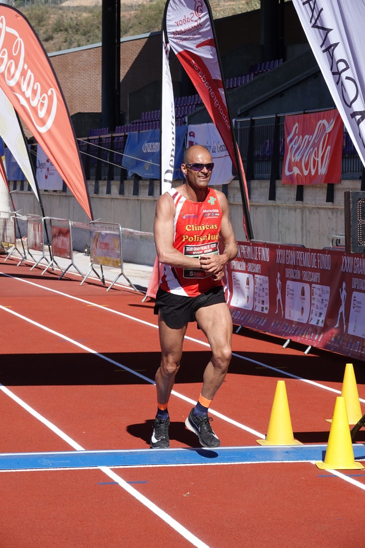 Manuel Santiago entra vistorioso a meta en la prueba de fondo de Loja. También lo hace victoriosa la más veterana de la cita. Y cientos de corredores desilan camino de la llegada al tartán.