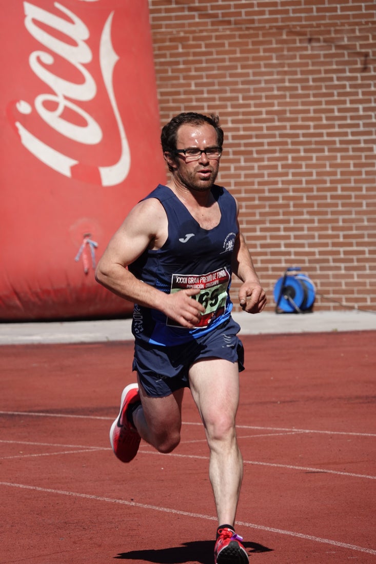 Manuel Santiago entra vistorioso a meta en la prueba de fondo de Loja. También lo hace victoriosa la más veterana de la cita. Y cientos de corredores desilan camino de la llegada al tartán.