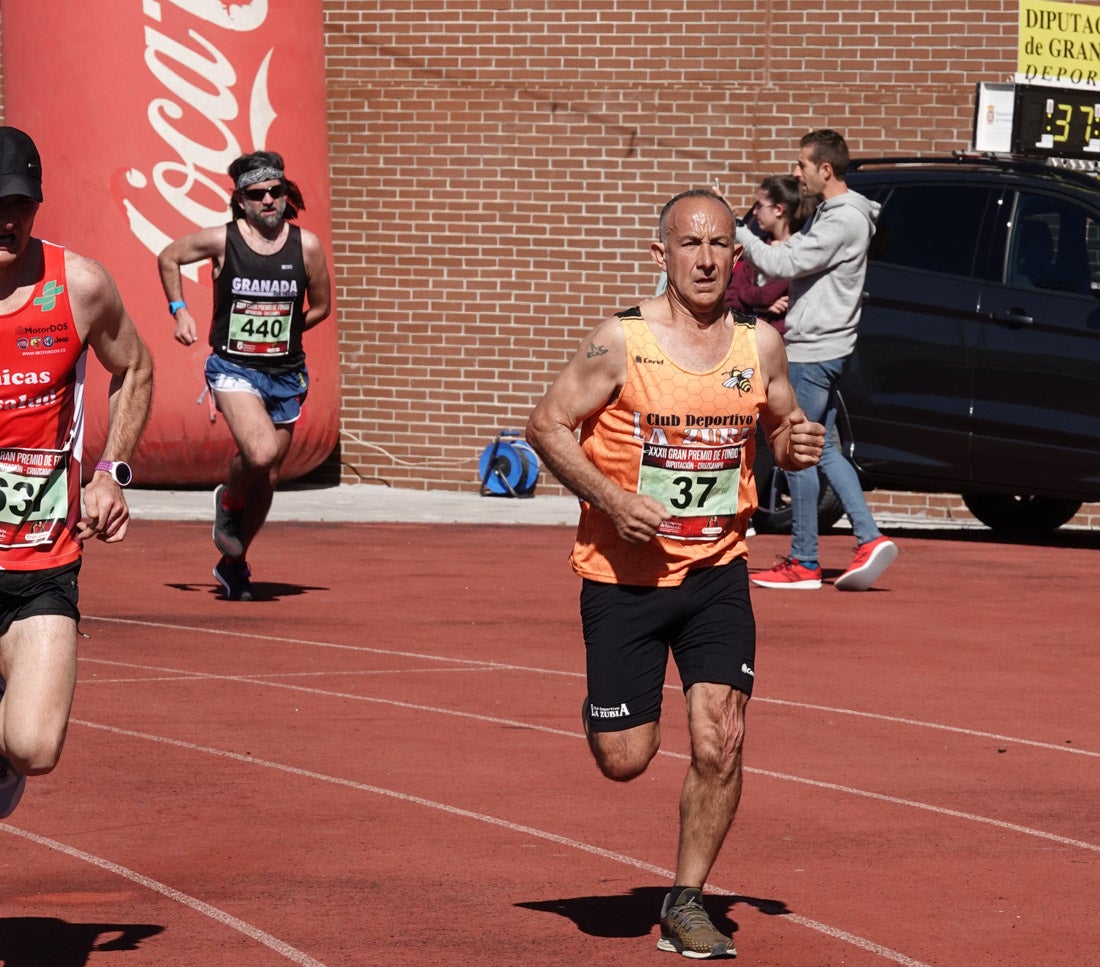 Manuel Santiago entra vistorioso a meta en la prueba de fondo de Loja. También lo hace victoriosa la más veterana de la cita. Y cientos de corredores desilan camino de la llegada al tartán.