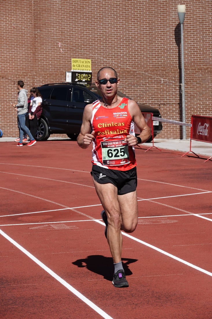 Manuel Santiago entra vistorioso a meta en la prueba de fondo de Loja. También lo hace victoriosa la más veterana de la cita. Y cientos de corredores desilan camino de la llegada al tartán.