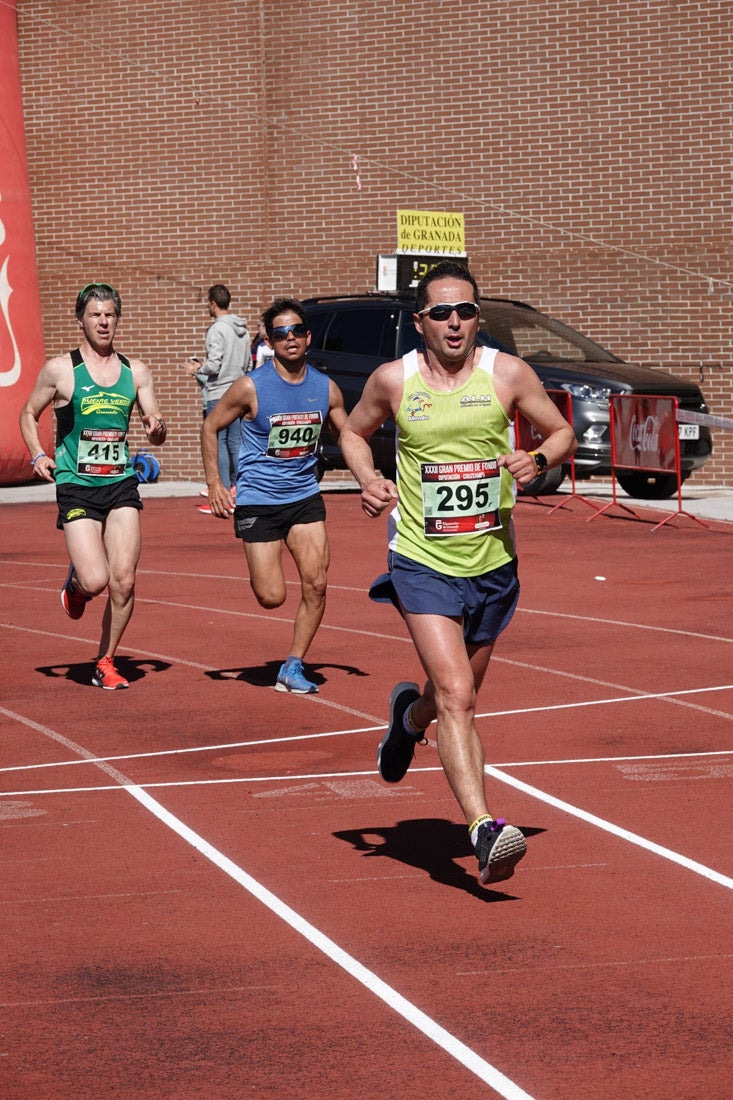 Manuel Santiago entra vistorioso a meta en la prueba de fondo de Loja. También lo hace victoriosa la más veterana de la cita. Y cientos de corredores desilan camino de la llegada al tartán.