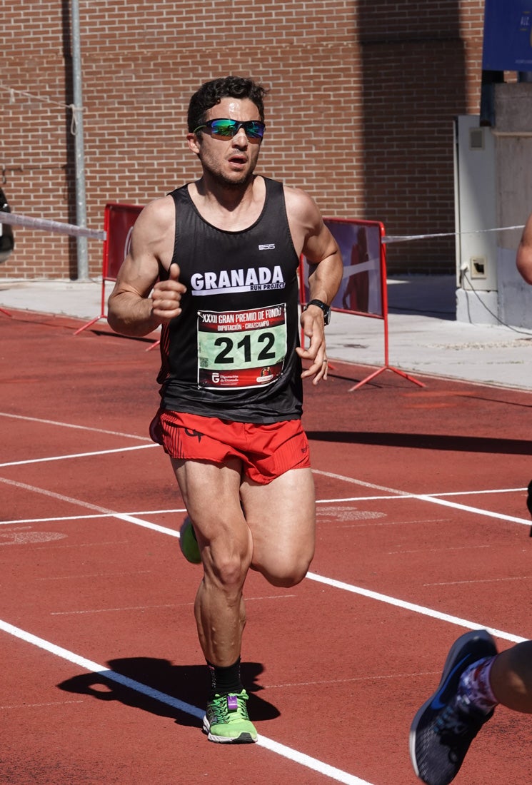 Manuel Santiago entra vistorioso a meta en la prueba de fondo de Loja. También lo hace victoriosa la más veterana de la cita. Y cientos de corredores desilan camino de la llegada al tartán.