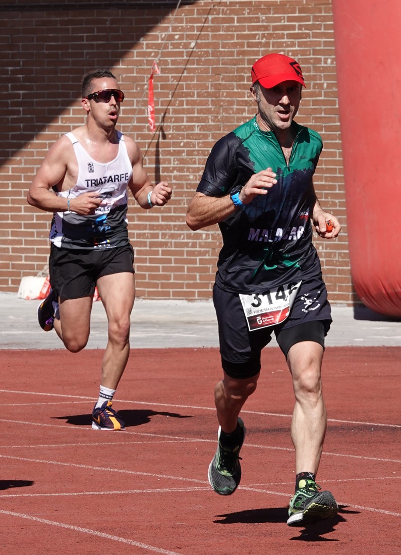 Manuel Santiago entra vistorioso a meta en la prueba de fondo de Loja. También lo hace victoriosa la más veterana de la cita. Y cientos de corredores desilan camino de la llegada al tartán.