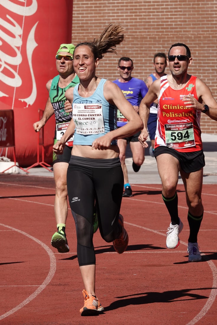 Manuel Santiago entra vistorioso a meta en la prueba de fondo de Loja. También lo hace victoriosa la más veterana de la cita. Y cientos de corredores desilan camino de la llegada al tartán.