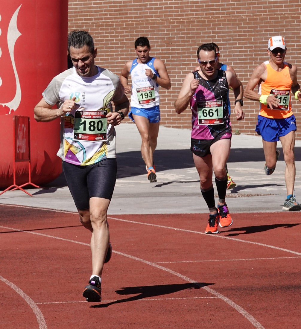 Manuel Santiago entra vistorioso a meta en la prueba de fondo de Loja. También lo hace victoriosa la más veterana de la cita. Y cientos de corredores desilan camino de la llegada al tartán.