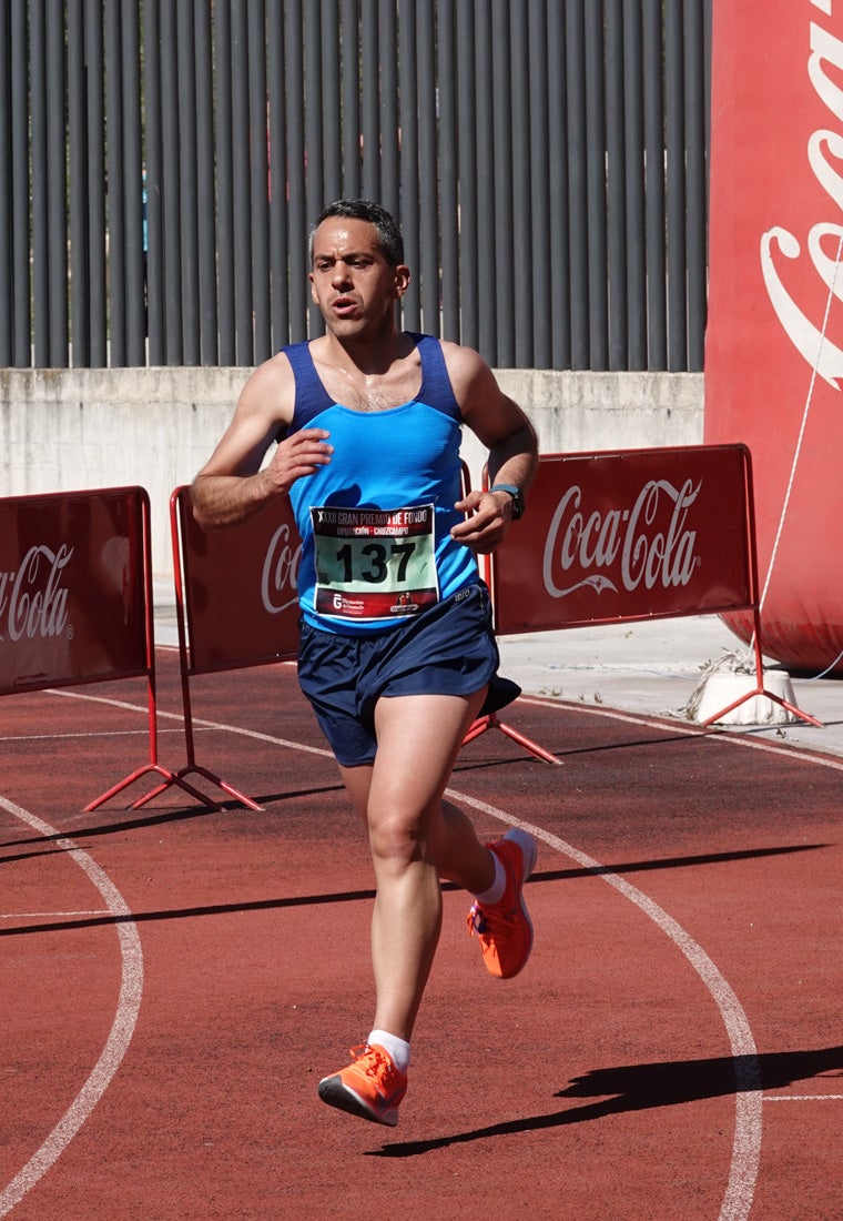 Manuel Santiago entra vistorioso a meta en la prueba de fondo de Loja. También lo hace victoriosa la más veterana de la cita. Y cientos de corredores desilan camino de la llegada al tartán.