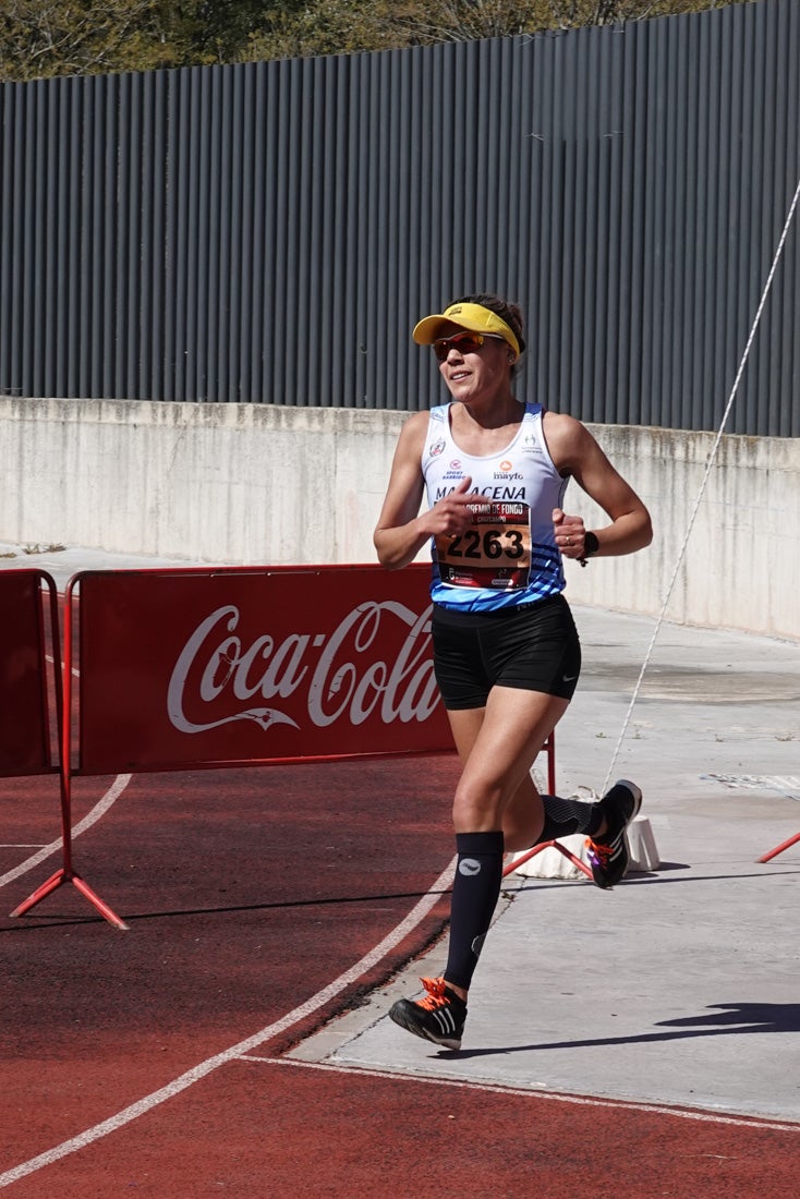 Manuel Santiago entra vistorioso a meta en la prueba de fondo de Loja. También lo hace victoriosa la más veterana de la cita. Y cientos de corredores desilan camino de la llegada al tartán.