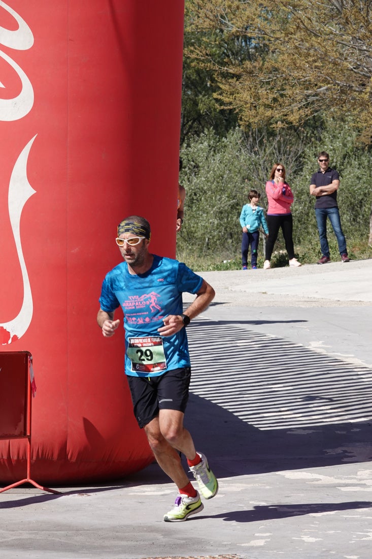 Manuel Santiago entra vistorioso a meta en la prueba de fondo de Loja. También lo hace victoriosa la más veterana de la cita. Y cientos de corredores desilan camino de la llegada al tartán.