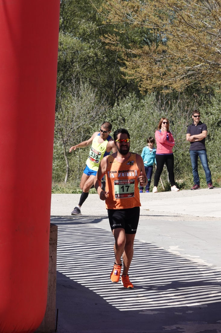 Manuel Santiago entra vistorioso a meta en la prueba de fondo de Loja. También lo hace victoriosa la más veterana de la cita. Y cientos de corredores desilan camino de la llegada al tartán.