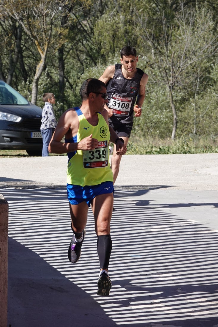 Manuel Santiago entra vistorioso a meta en la prueba de fondo de Loja. También lo hace victoriosa la más veterana de la cita. Y cientos de corredores desilan camino de la llegada al tartán.